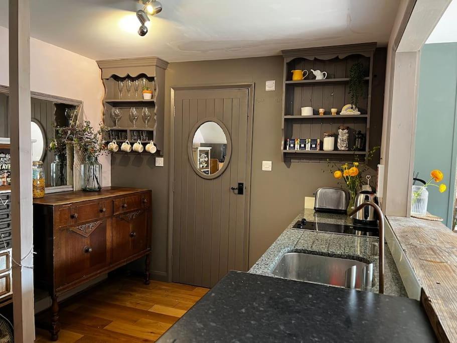 Quirky 1 Bedroom Barn On The River In Arundel Exterior photo
