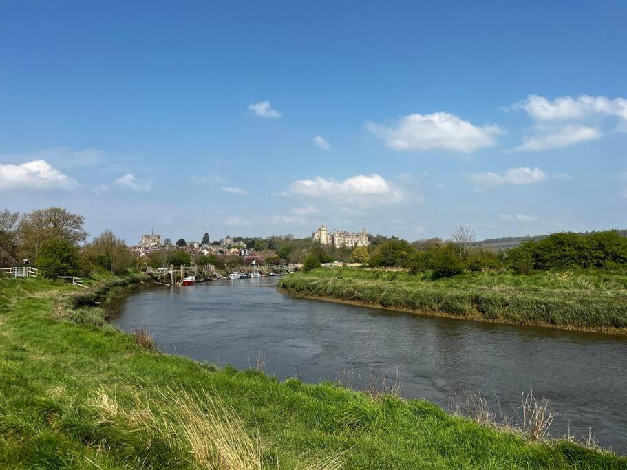 Quirky 1 Bedroom Barn On The River In Arundel Exterior photo