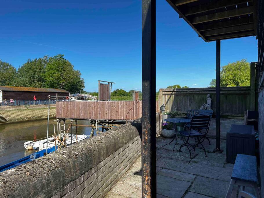 Quirky 1 Bedroom Barn On The River In Arundel Exterior photo