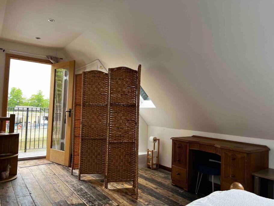Quirky 1 Bedroom Barn On The River In Arundel Exterior photo