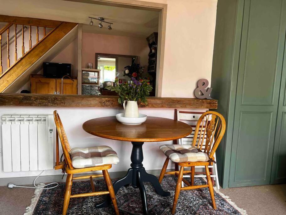 Quirky 1 Bedroom Barn On The River In Arundel Exterior photo