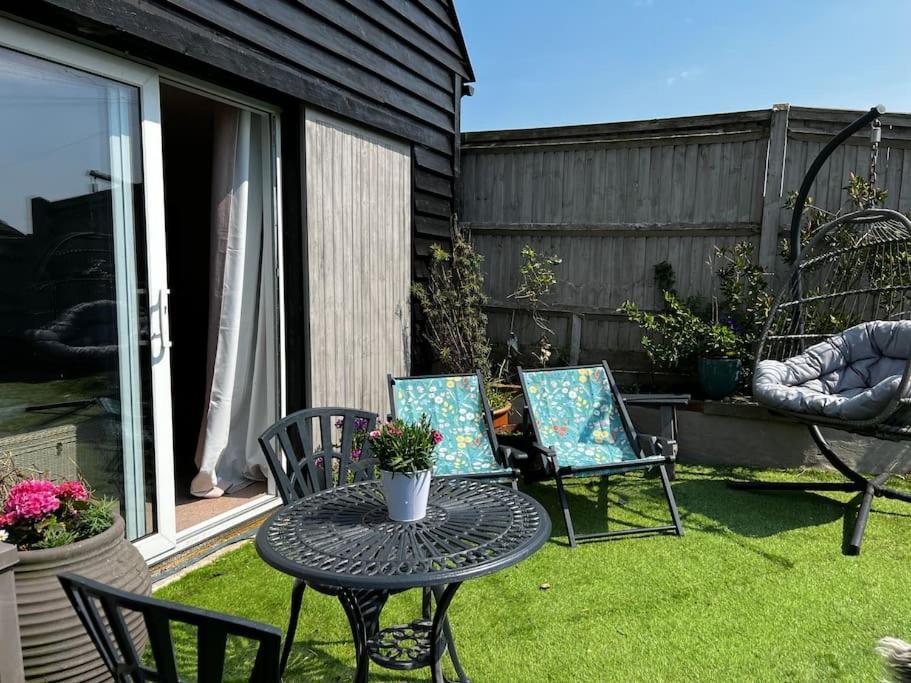Quirky 1 Bedroom Barn On The River In Arundel Exterior photo